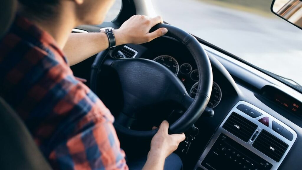 Visão interna de uma mulher dirigindo um carro