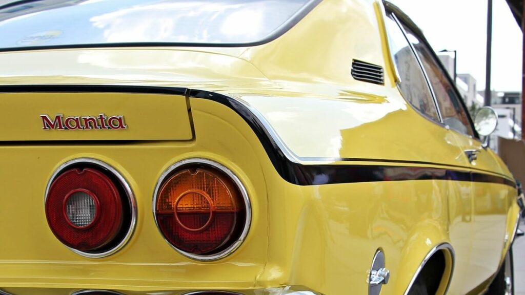 consertos para fazer no carro. Lanterna de um carro antigo amarelo