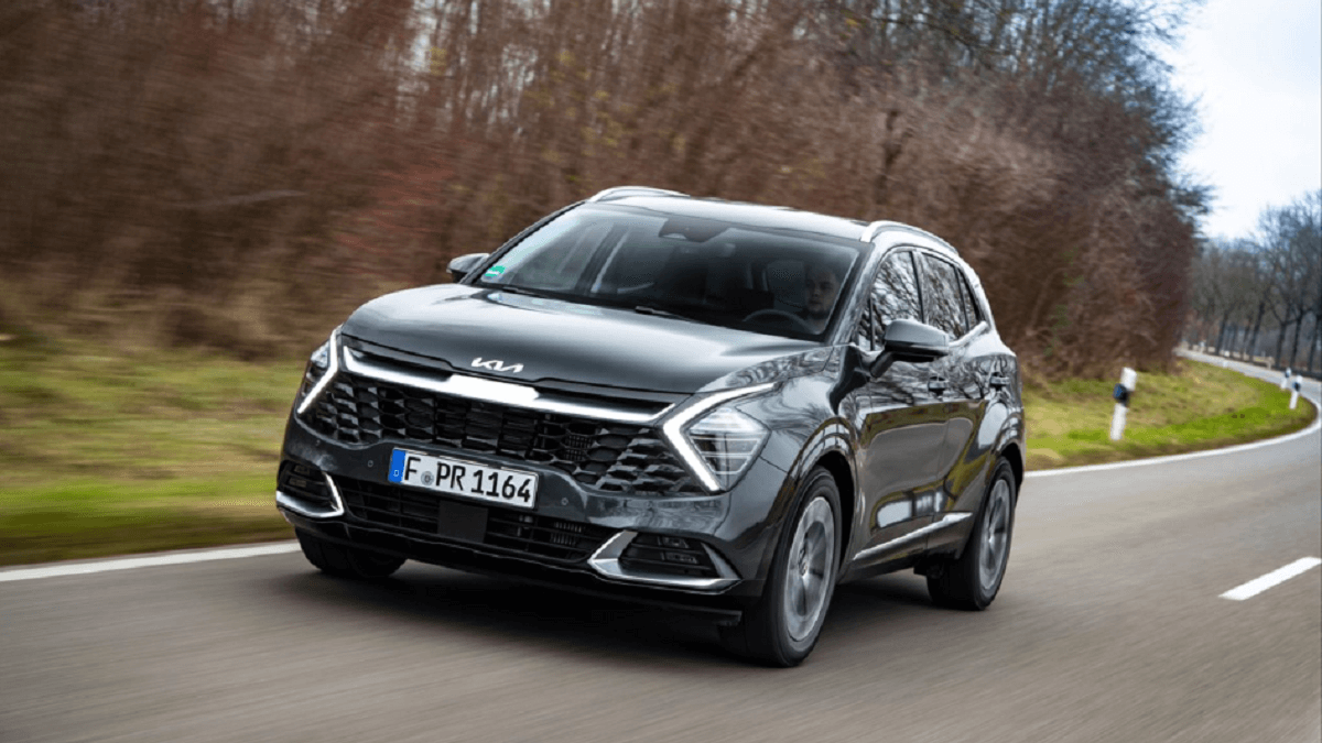 Kia Sportage escura andando em rodovia