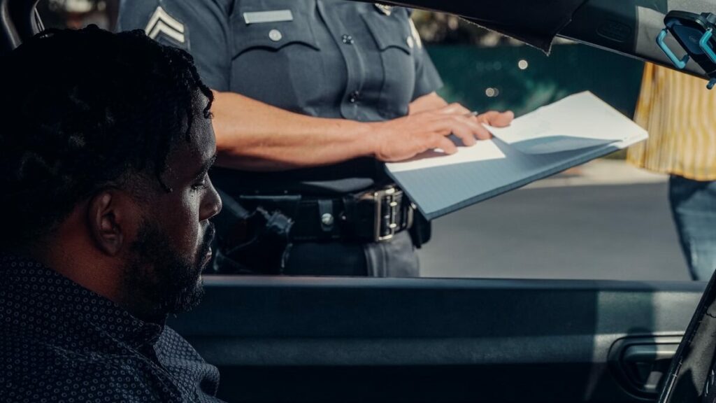 Policial aplicando multas por uso de celular ao volante