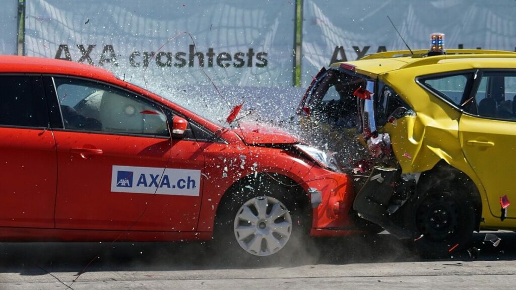 O que é airbag? Imagem de dois carros em colisão e carro vermelho com airbags funcionando