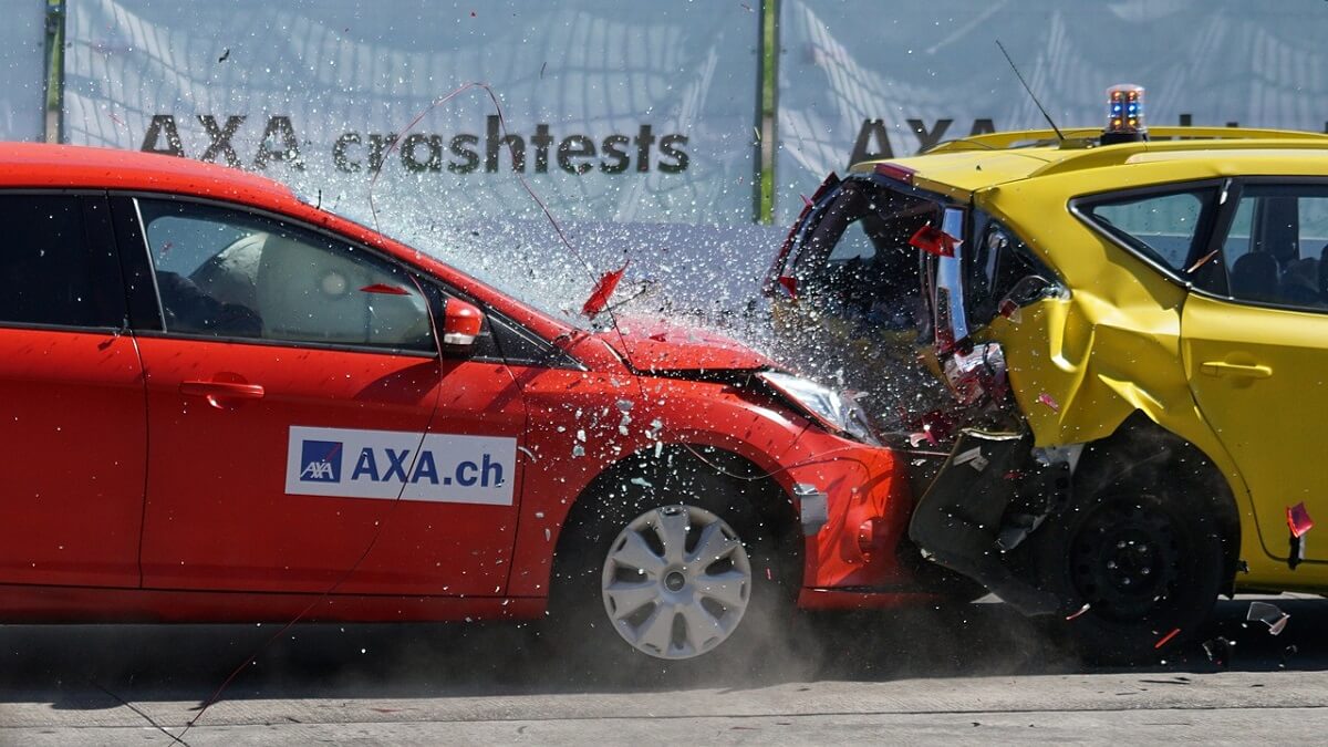 O que é airbag? Imagem de dois carros em colisão e carro vermelho com airbags funcionando
