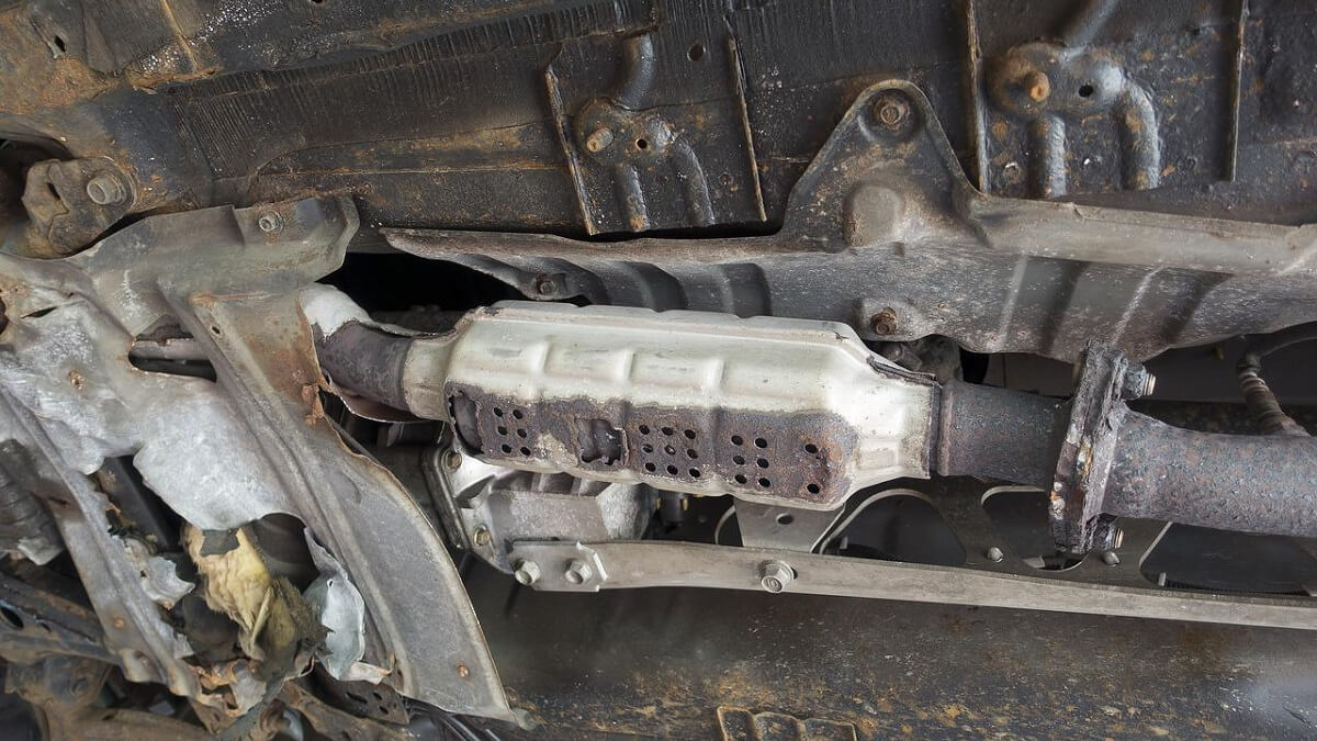 O que é catalisador, imagem da peça em baixo de um veículo