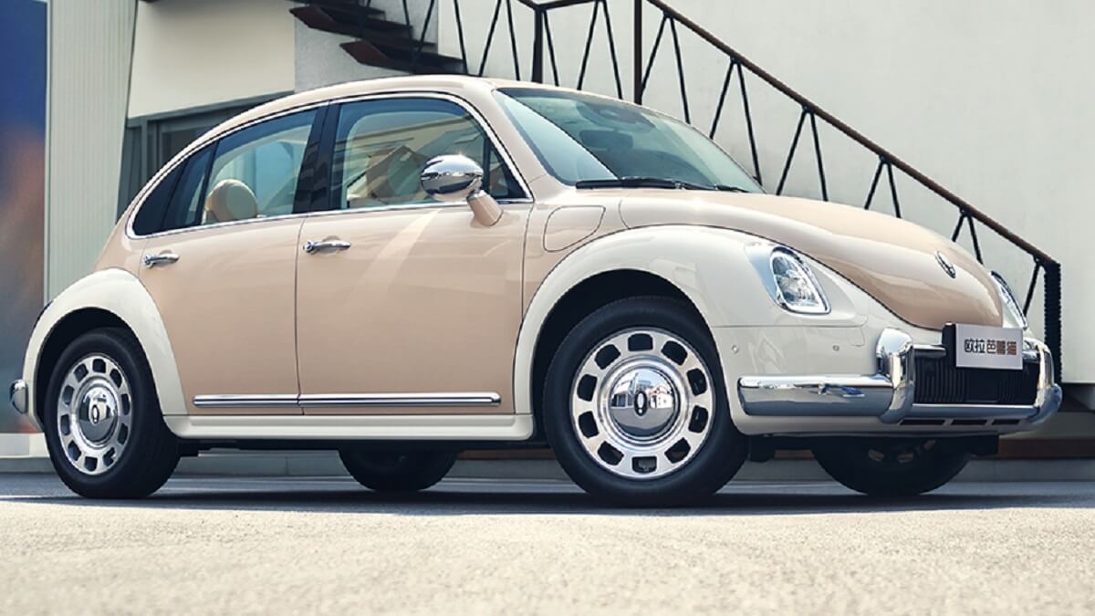 Carro mais feminino do mundo, fusca elétrico chinês rosa estacionado ao ar livre