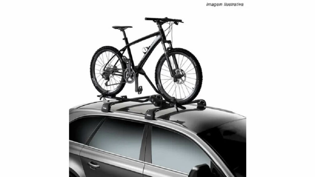suporte no teto do carro, com uma bicicleta