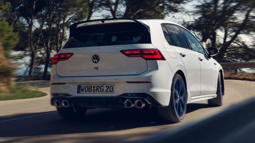 Foto traseira de um VW Golf 2023 branco