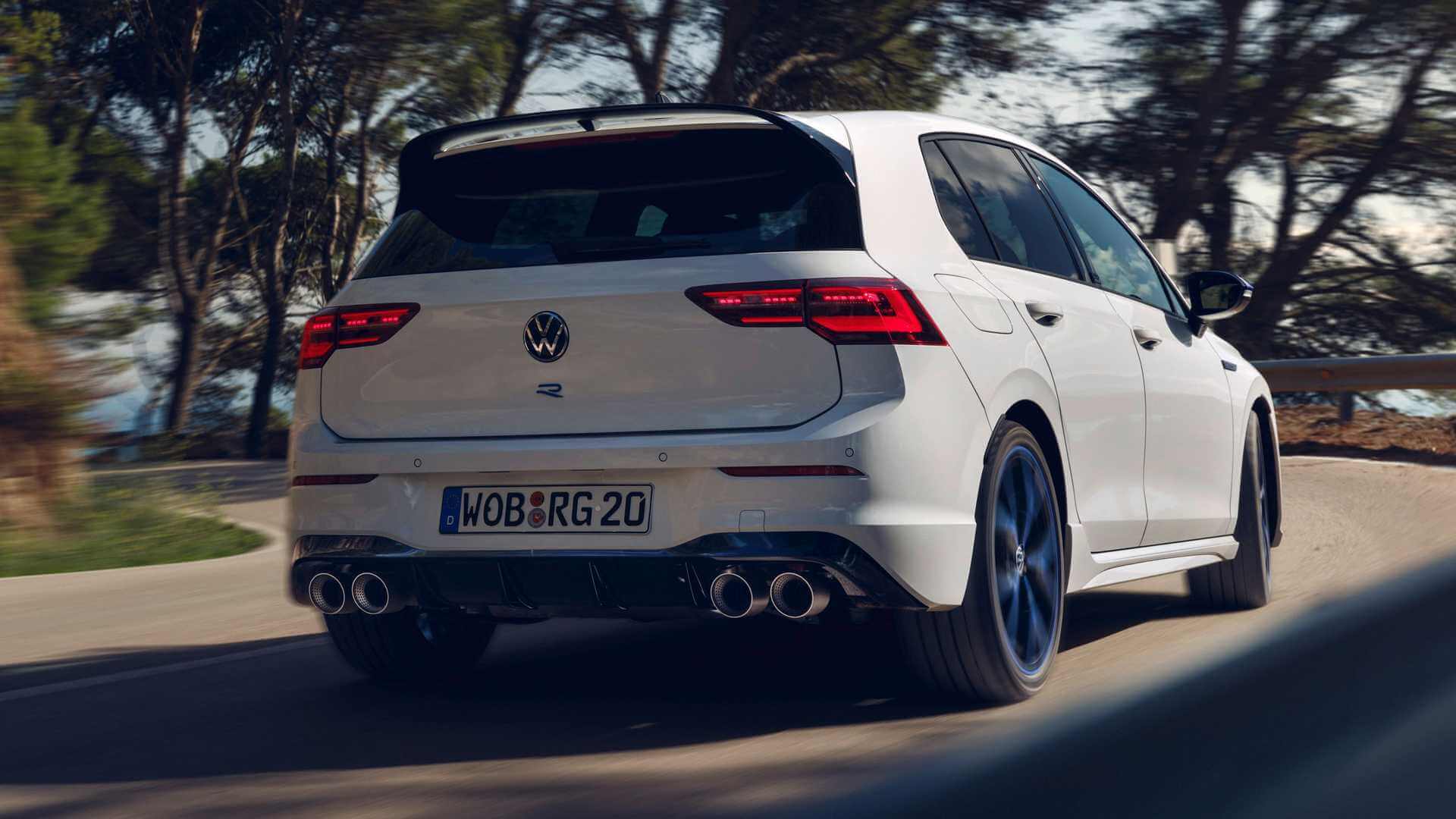 Foto traseira de um VW Golf 2023 rbanco