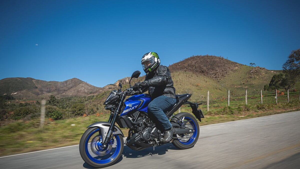 Foto de uma pessoa andando com uma MT-03 2023 Azul