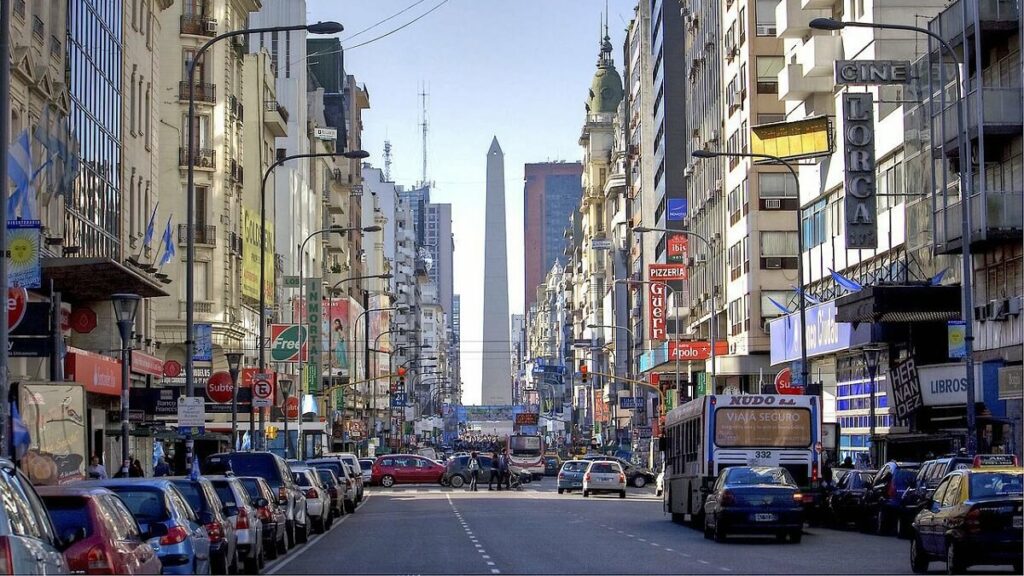 Cidade turística com diversos Carros 0km na Argentina.
