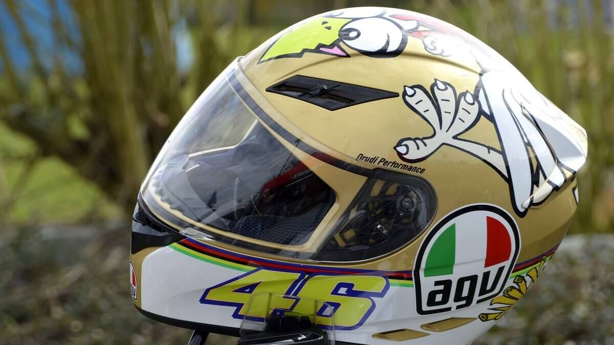 Foto latera de um capacete AGV