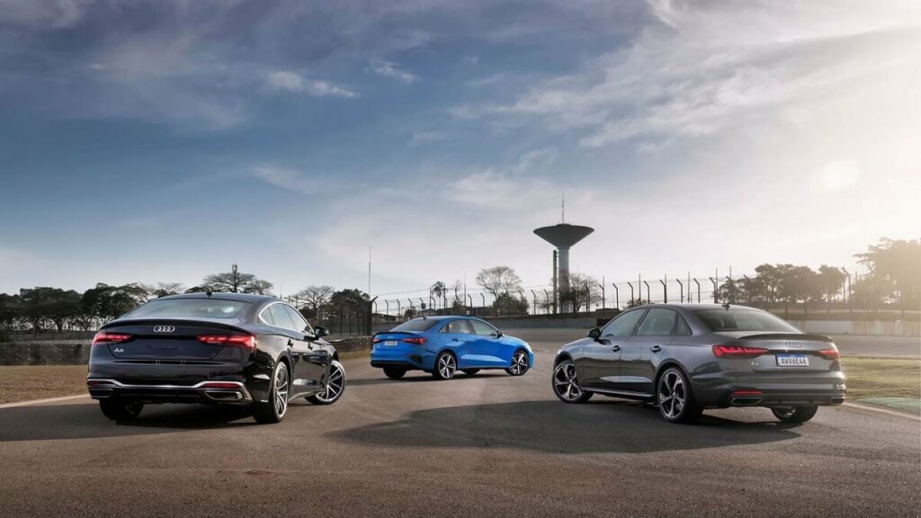 Foto de três Audi estacionados em um pátio