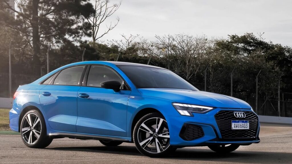 Audi Hibrido azul estacionado em um pátio