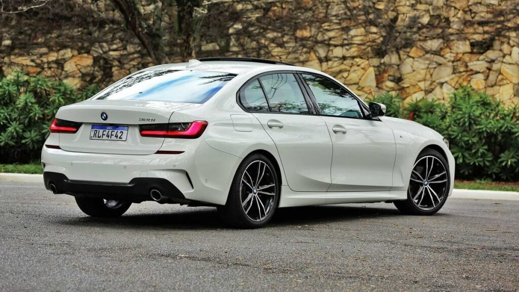 Foto de uma BMW 320i 2023