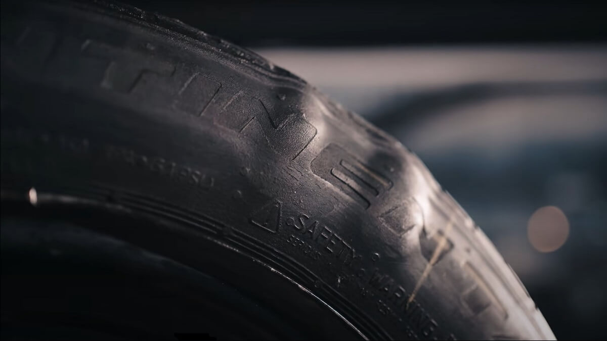 Imagem de uma bolha no pneu