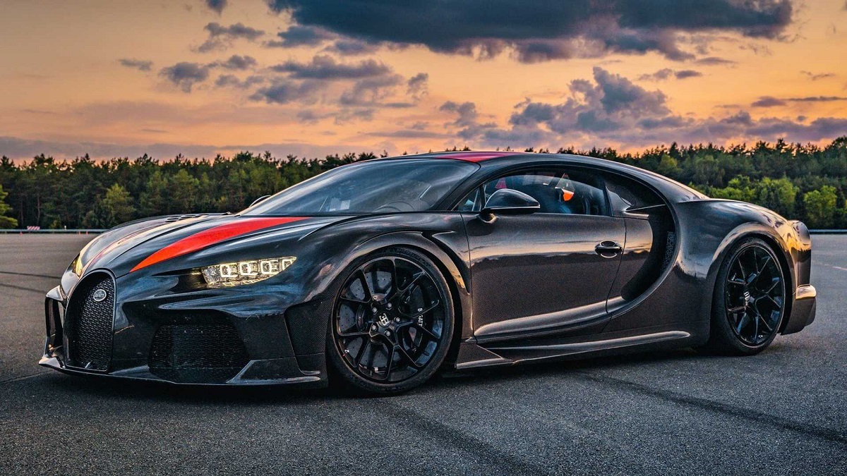Foto lateral de um Bugatti Chiron SS 300 preto estacionado de lado em uma pista