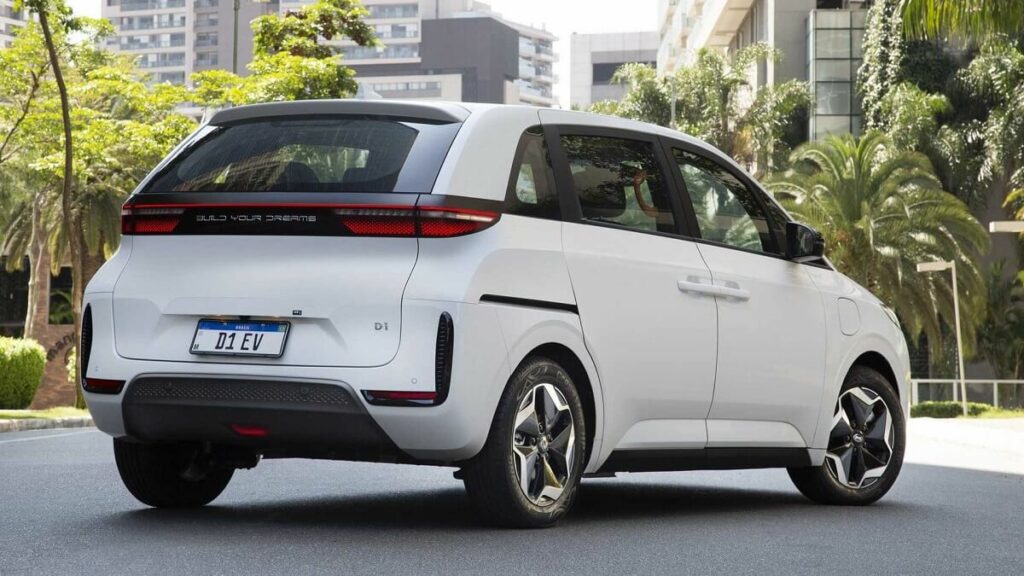 Foto traseira de um BYD D1 EV 2023 branco estacionado em um pátio