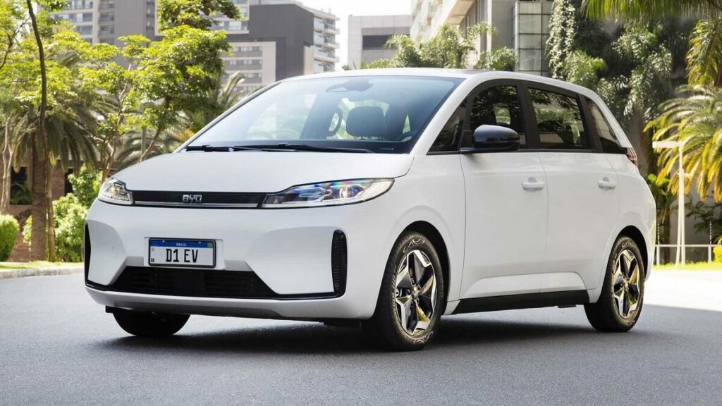 Foto frontal de um BYD D1 EV 2023