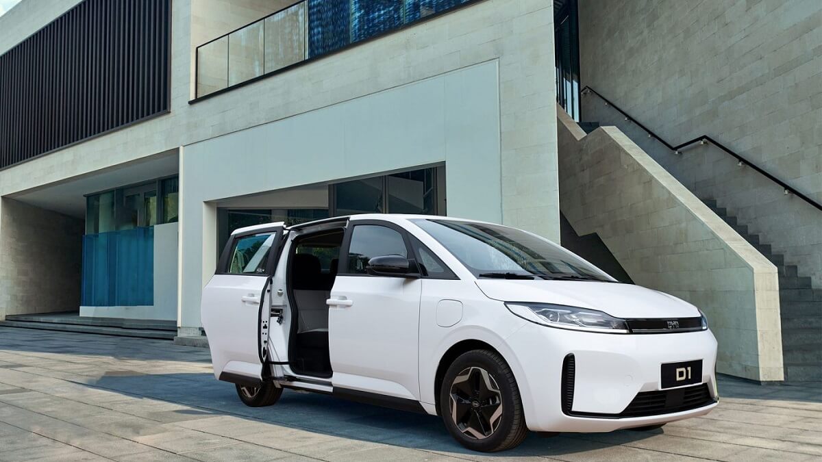 Foto lateral de um BYD D1 EV lateral na cor branca, ele está estacionado em frente a uma casa