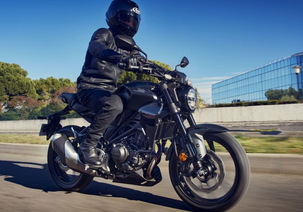 Foto de uma CB 300 2023 sendo pilotada
