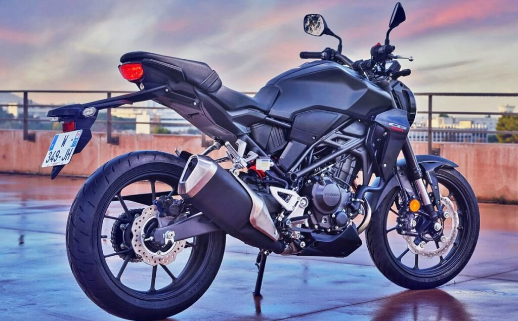 Foto traseira de uma CB 300 2023 preta estacionada em um pátio