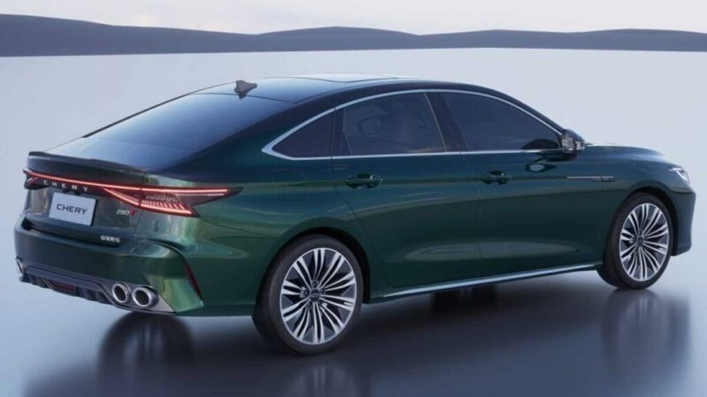 Foto traseira de um Arrizo 8 2023 estacionado em uma paisagem