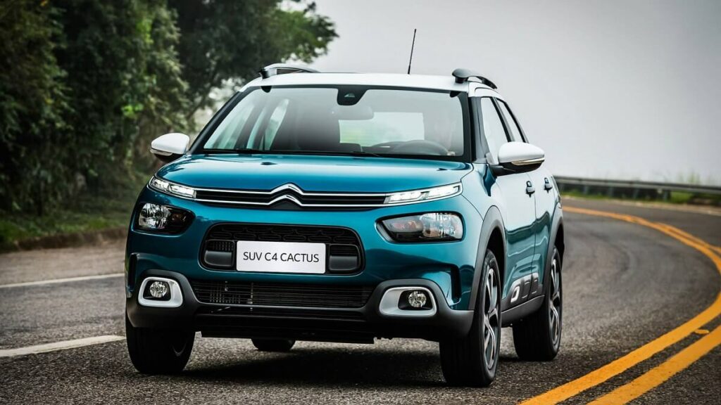 Foto frontal de um C4 Cactus azul andando na pista