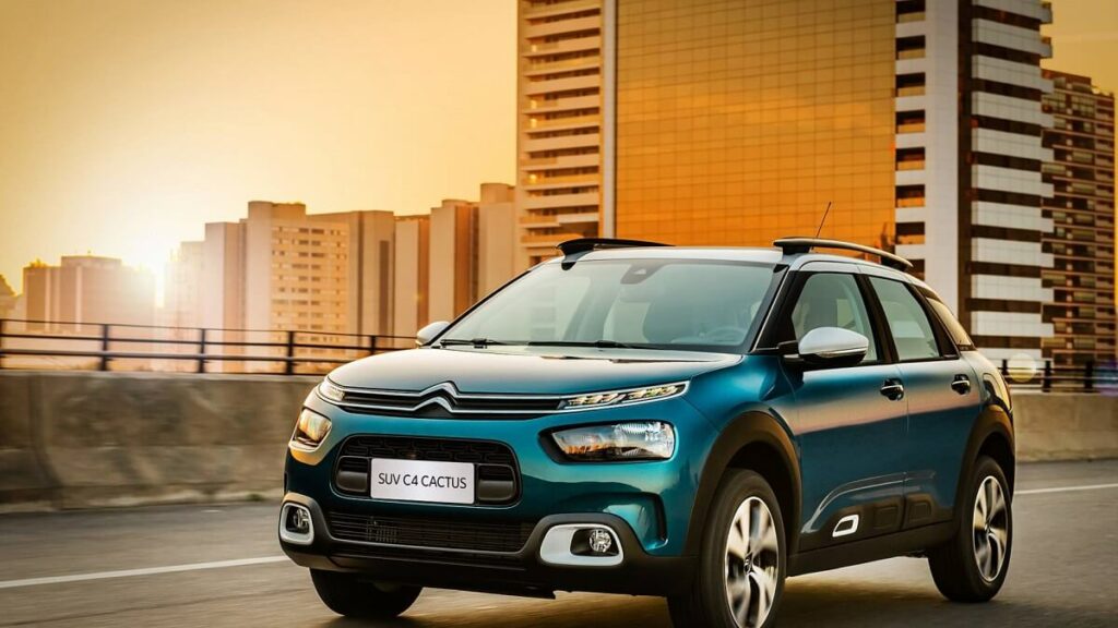 C4 Cactus 2023 azul estacionado