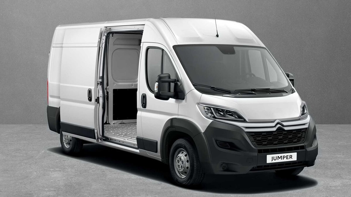 Foto lateral de um Furgão Jumper 2023 com a porta lateral deslizante aberta