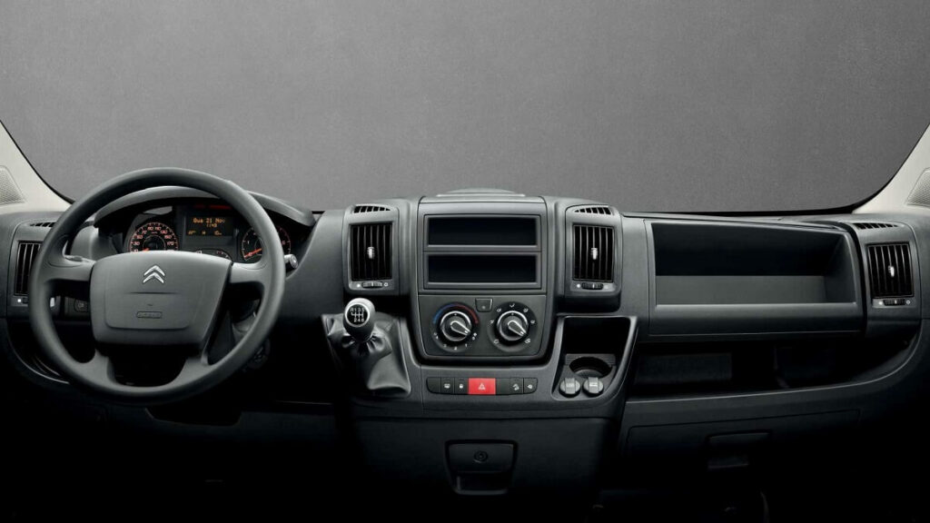 Interior do Jumper 2023, painel geral do furgão