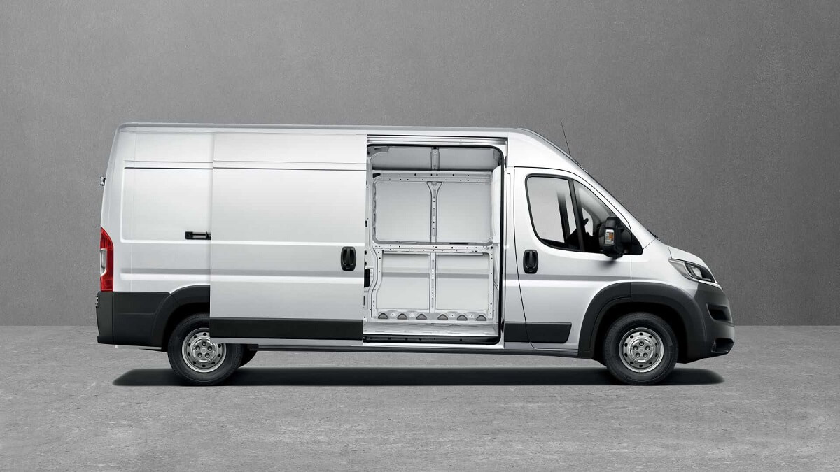 Foto lateral de um Jumper 2023 branco com a porta deslizante lateral aberta