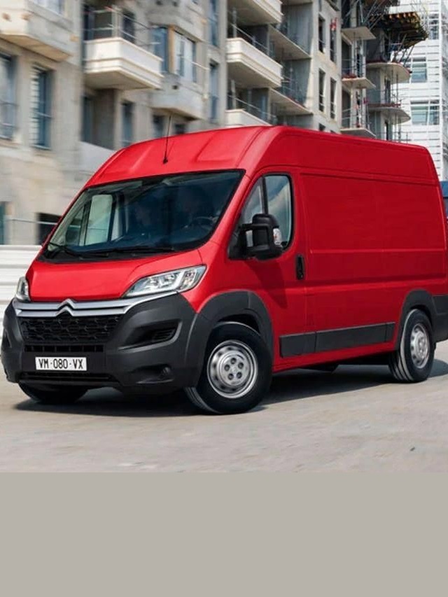 Foto de um Jumper 2023 vermelho andando em uma rua