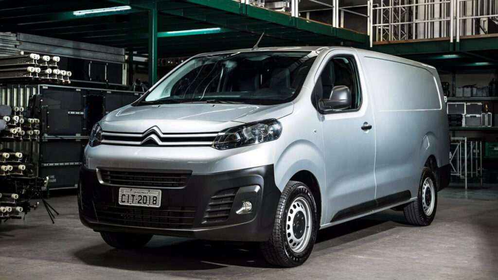 Foto frontal de uma Jumpy 2023 prata