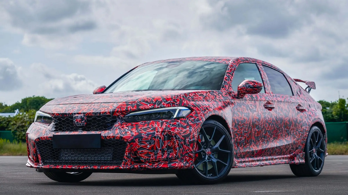 Foto frontal de um Civic Type R 2023 com camuflado vermelho