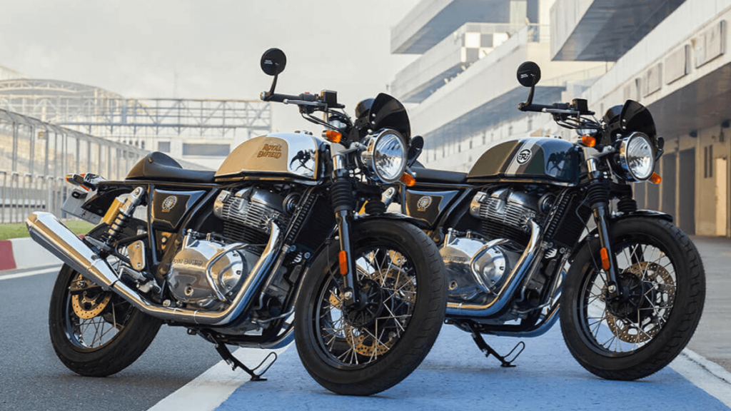 Duas motos Continental GT no lado da outra.