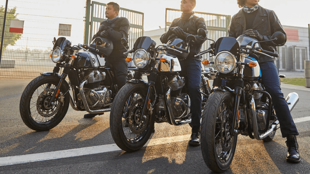 Grupo de motoqueiros em motos Continental GT.