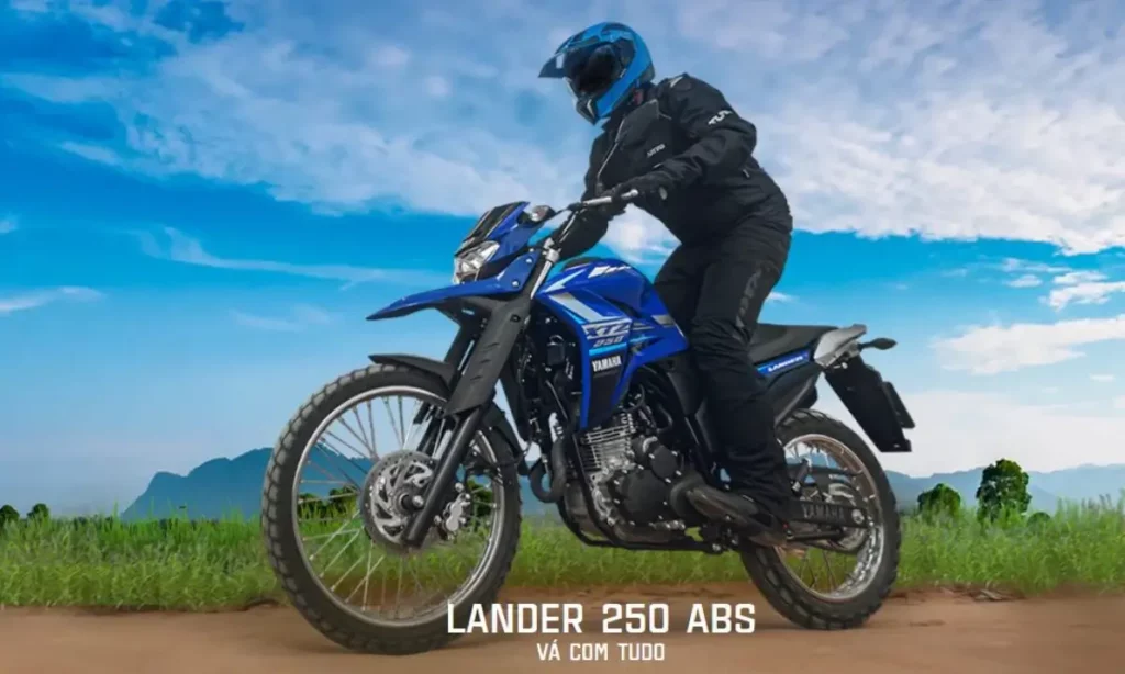 Foto de uma pessoa andando com uma XTZ 250 Lander 2023 azul