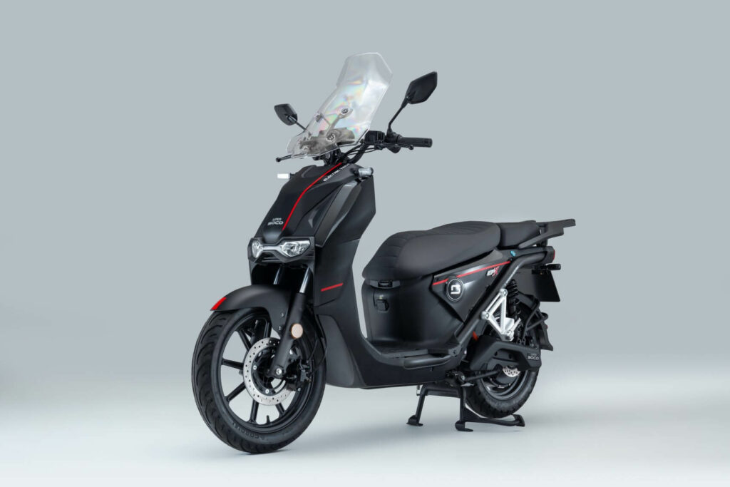 Scooter Super Soco CPx 2023preta na diagonal.