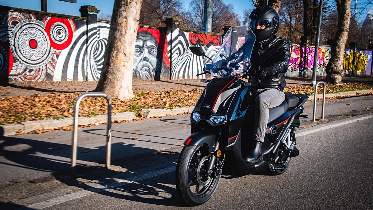 Moto CPx 2023 preta em movimento na cidade.