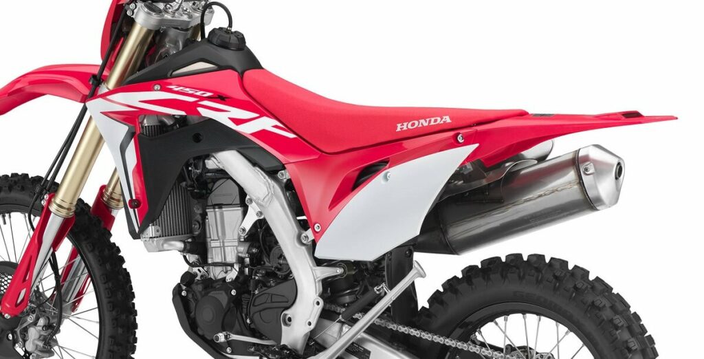 Foto lateral da moto, a foto mostra todo o visual de sua carenagem e rodas