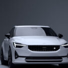 Foto frontal de um Polesar 2 da empresa Polestar, o carro é branco