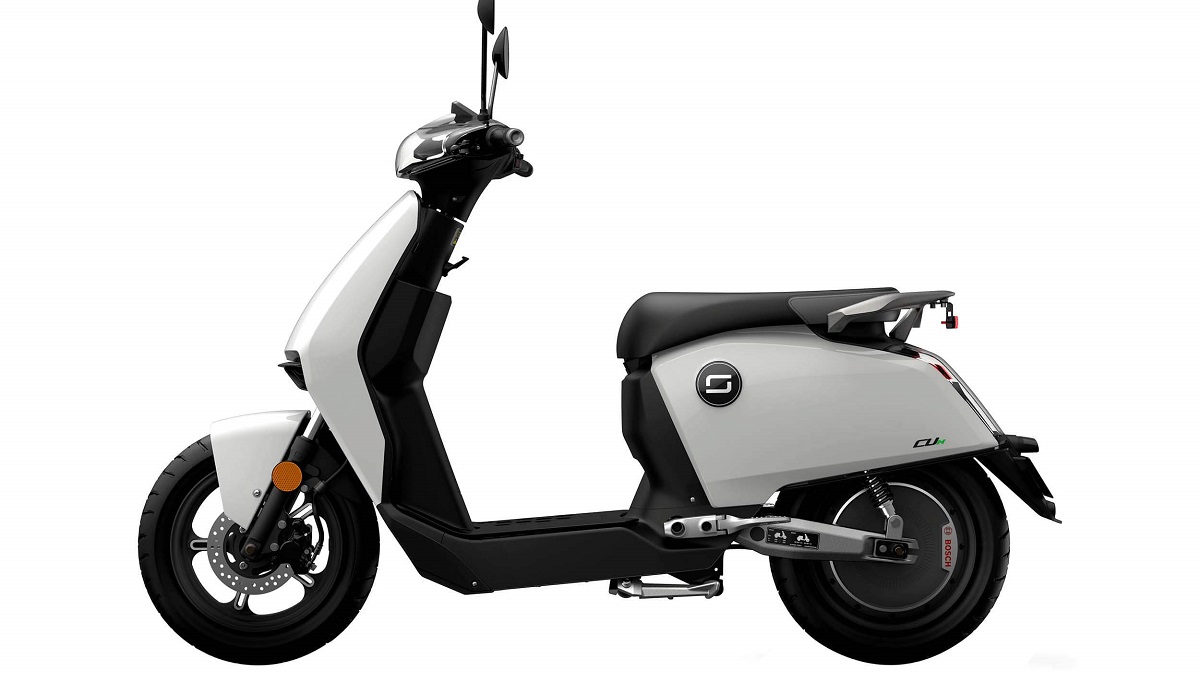 Super Soco CU 2023 de lado na cor branca