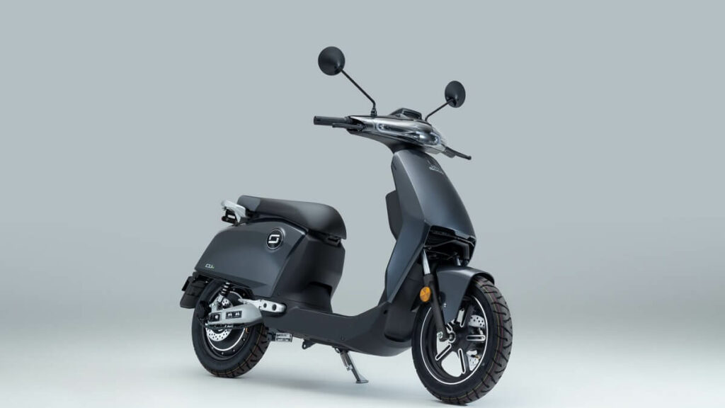 Imagem da moto Super Soco CUX 2023 cinza em diagonal.