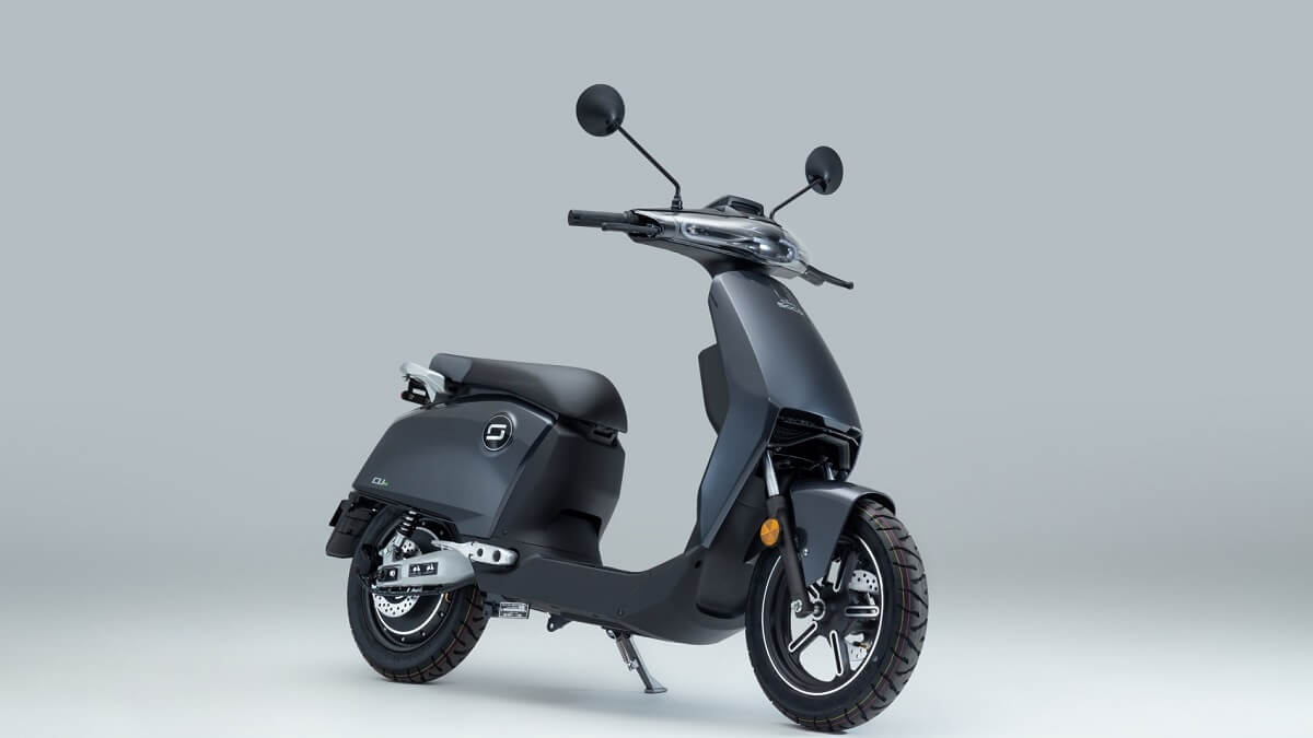 Imagem da moto Super Soco CUX em diagonal.