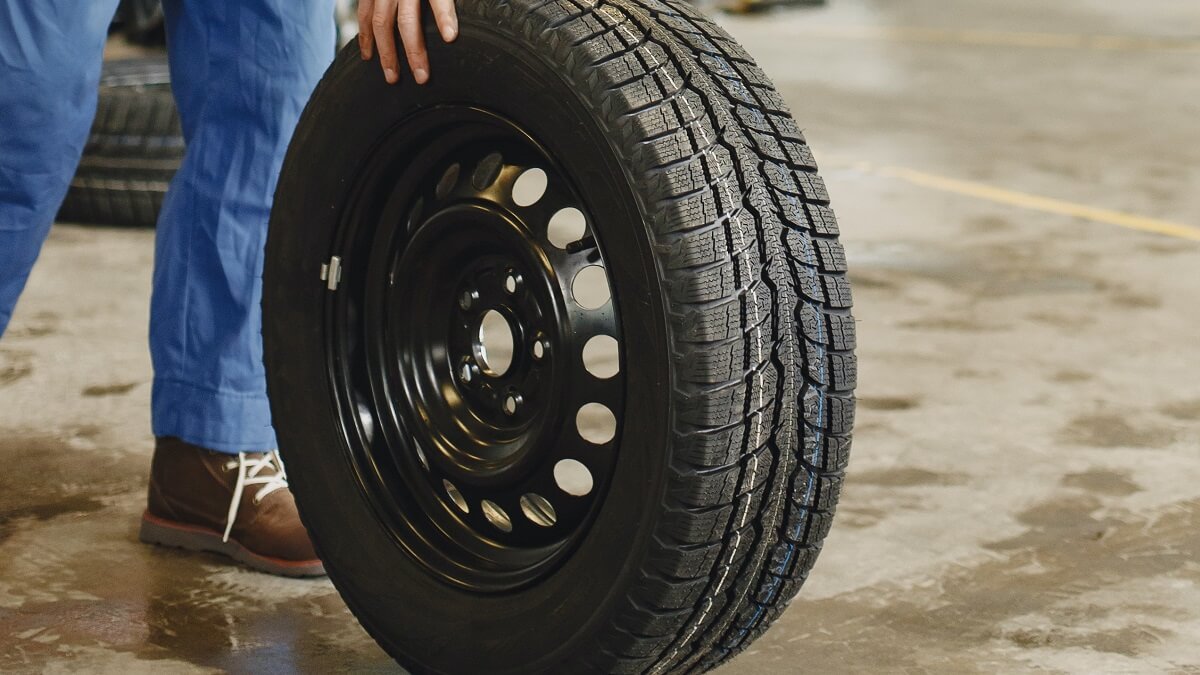 Foto de pneu ilustrando a banda de rodagem