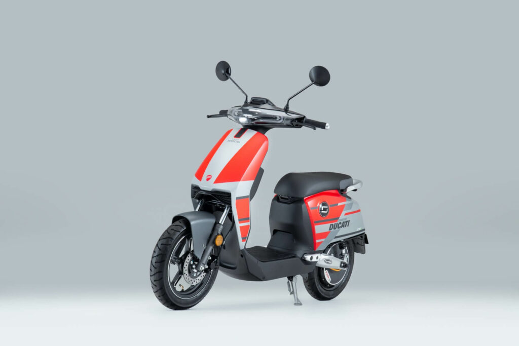 Foto da Super Soco CUX no modelo Ducati, que possui faixa alaranjadas na moto.
