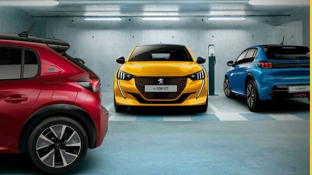 Foto de três e-208 2023, suas cores são respectivamente da esquerda para a direita, vermelho, amarelo e azul