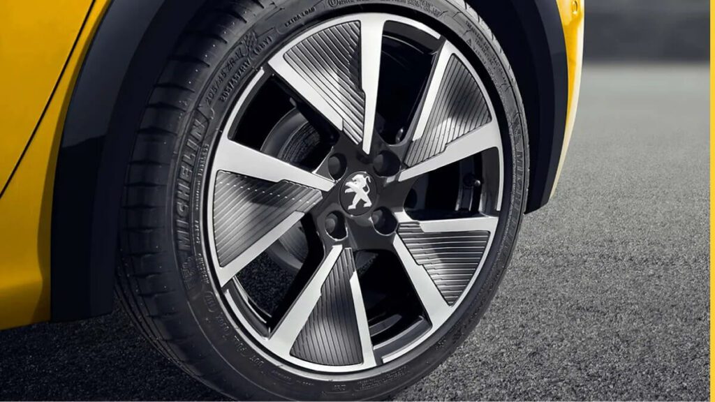 Foto da roda estilizada do Peugeot e-208 2023