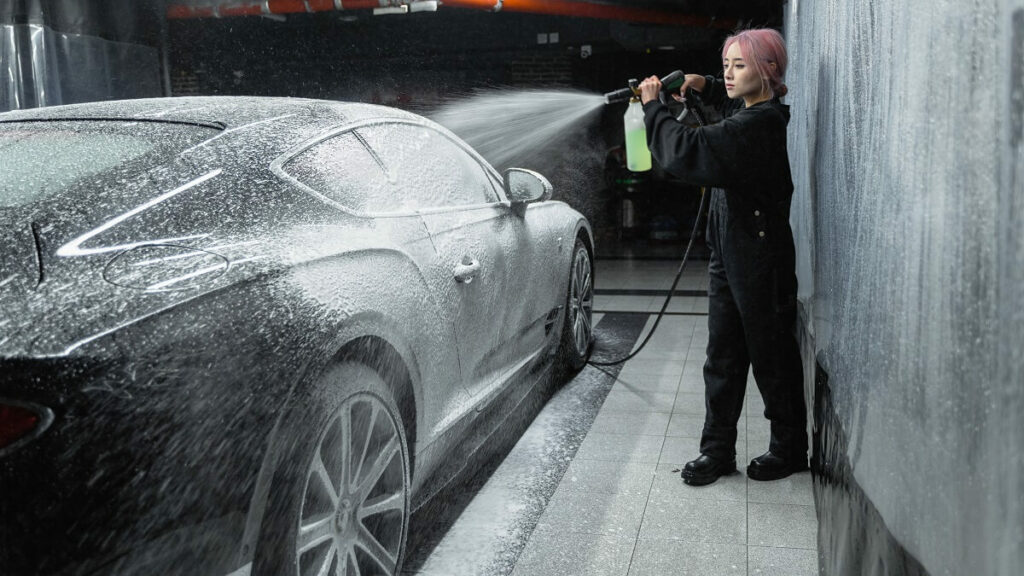 Espalhando o produto na lataria do carro