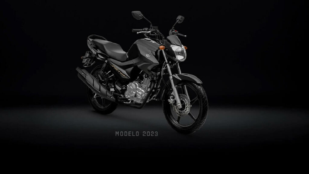 Foto frontal de uma Factor 125i 2023 preta estacionada