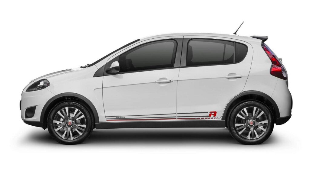 Foto lateral de um Fiat Palio 2023 na cor branca